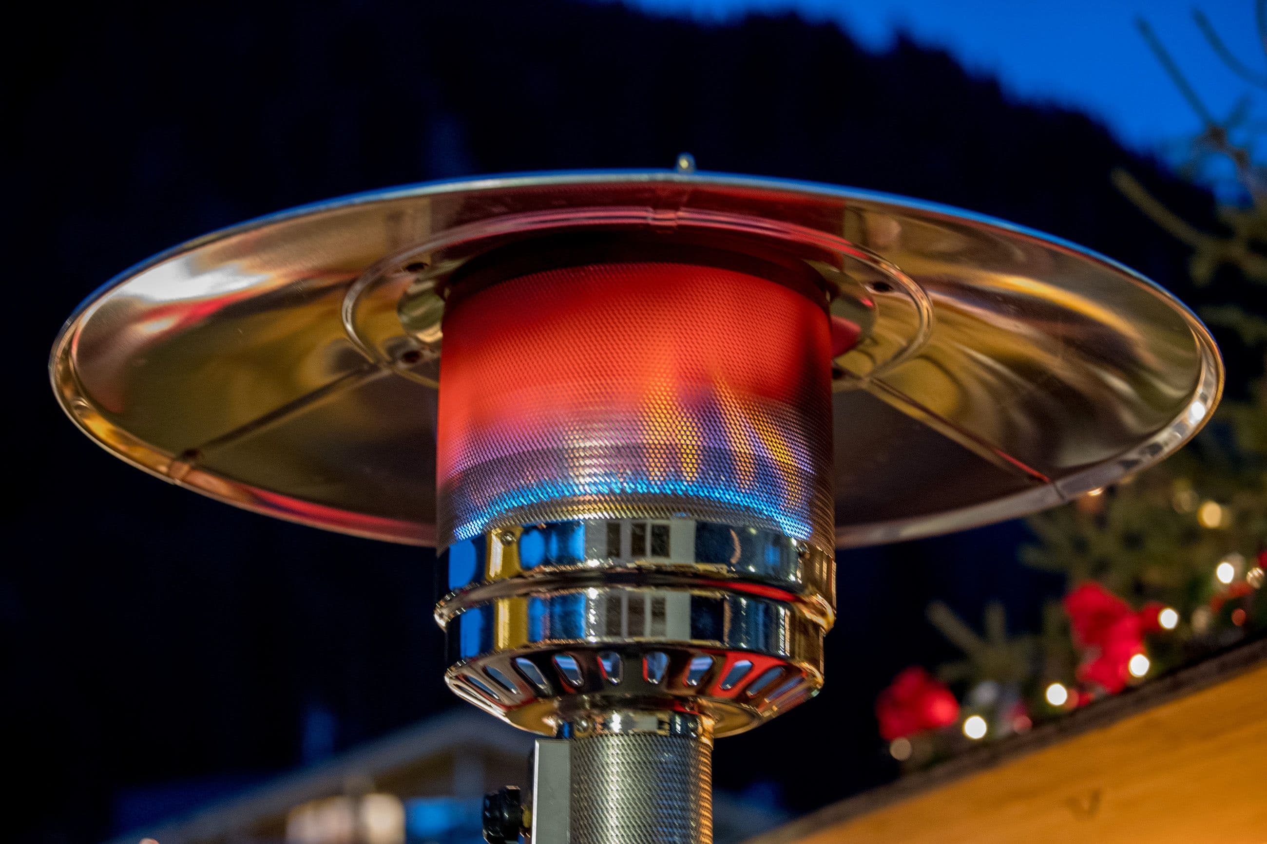 Gas oder Elektro-Heizstrahler? Der ehrliche Systemvergleich für Terrasse und Gastronomie